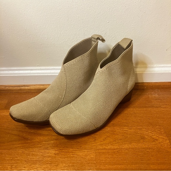 Borne Lightweight Tan Wedge Ankle Boots NWOT - Picture 3 of 10